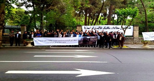 تجمع اعتراضی مهندسان در مقابل شورای شهر