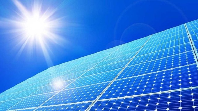 تاکید استاندار قم بر توسعه سرمایه‌گذاری در بخش انرژی خورشیدی