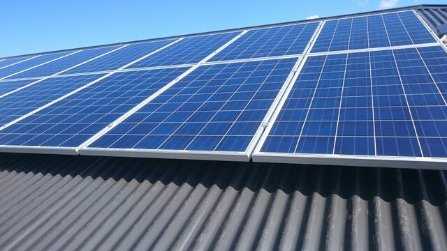 درخواست نصب پنل‌های خورشیدی در پشت‌بام مدارس برای تولید برق